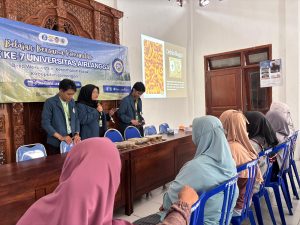 Demonstrasi penggunaan maggot sebagai pengurai sampah organik rumah tangga. (Foto: Istimewa).