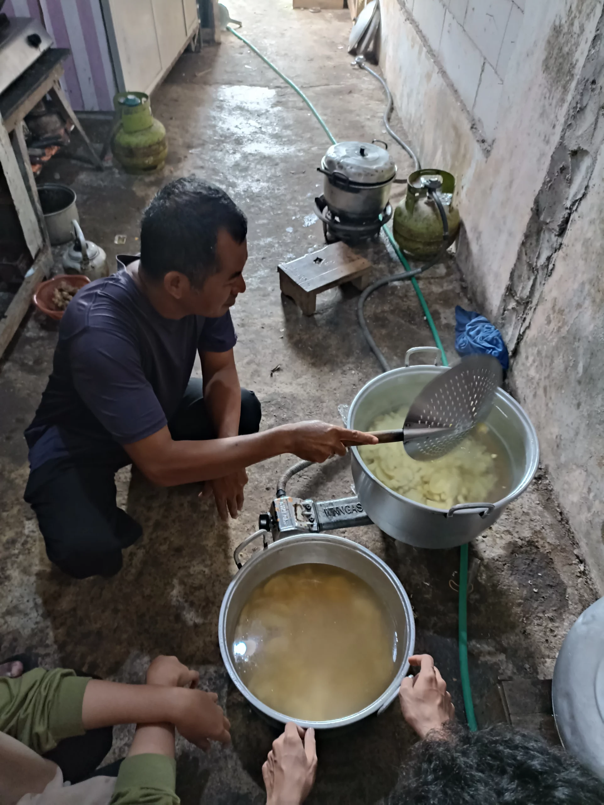 Perebusan kentang menggunakan air bersih hingga teksturnya lembek sebagai proses ekstraksi nutrisi media pertumbuhan Paenibacillus sp. (Sumber: Dokumentasi Tim BBK 7 UNAIR Sebayi)