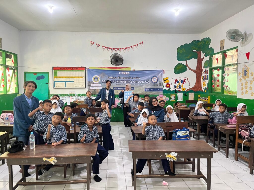 Kelompok BBK 7 Sidorukun-Gresik Universitas Airlangga (UNAIR) melaksanakan edukasi kesehatan gigi dan mulut melalui program kerja Sikat Ceria di SD Negeri 11 Gresik, Desa Sidorukun, Kecamatan Gresik, Kota Gresik, Rabu (15/01/2026) (Foto : Dok. Tim BBK 7, Sidorukun)