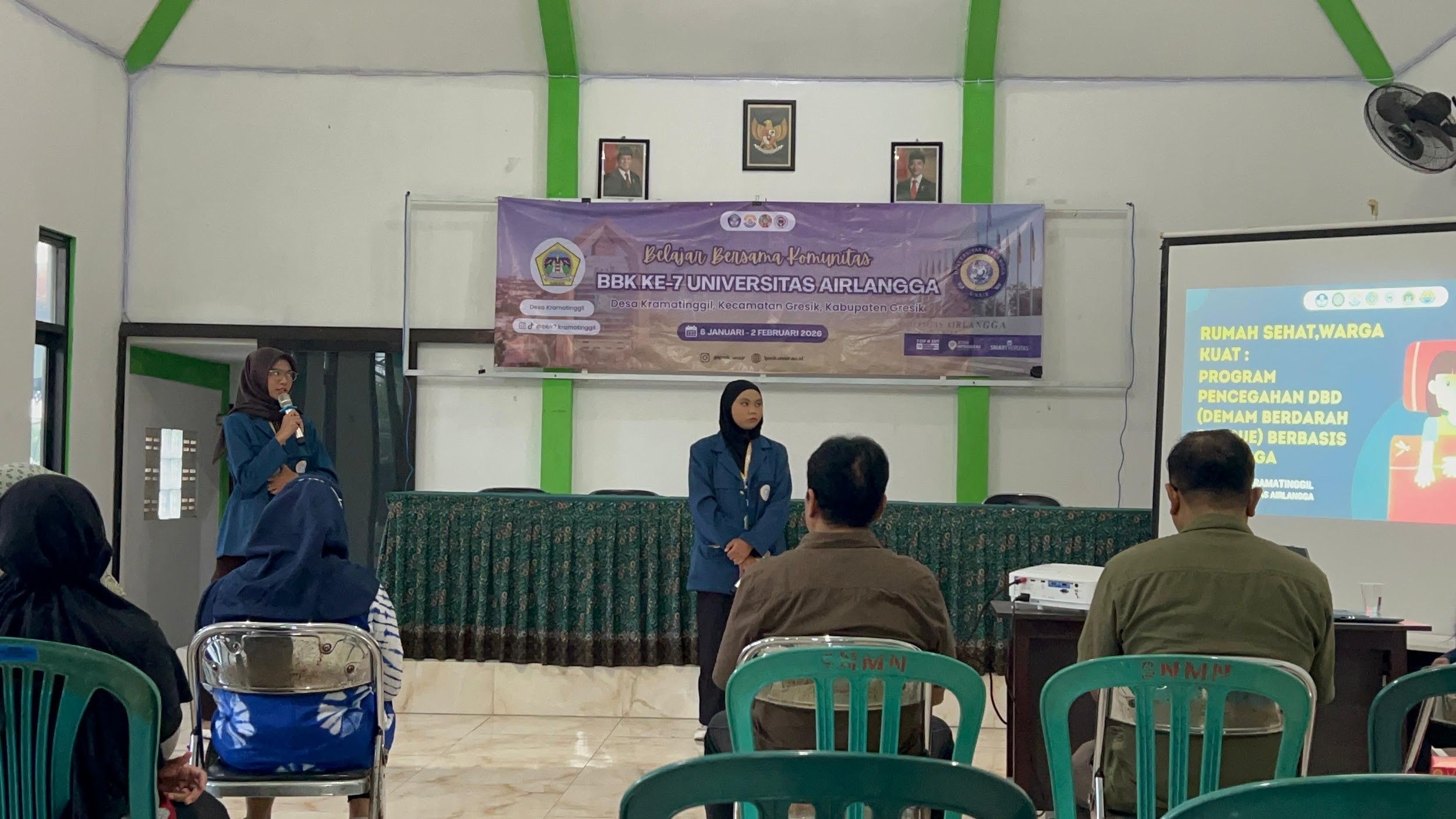 Mahasiswa BBK 7 Universitas Airlangga bersama Puskesmas Alun-Alun Gresik melaksanakan sosialisasi pencegahan Demam Berdarah Dengue (DBD) kepada warga Desa Kramatinggil pada tanggal (24/01/26). (Foto: Dok. Tim BBK 7)