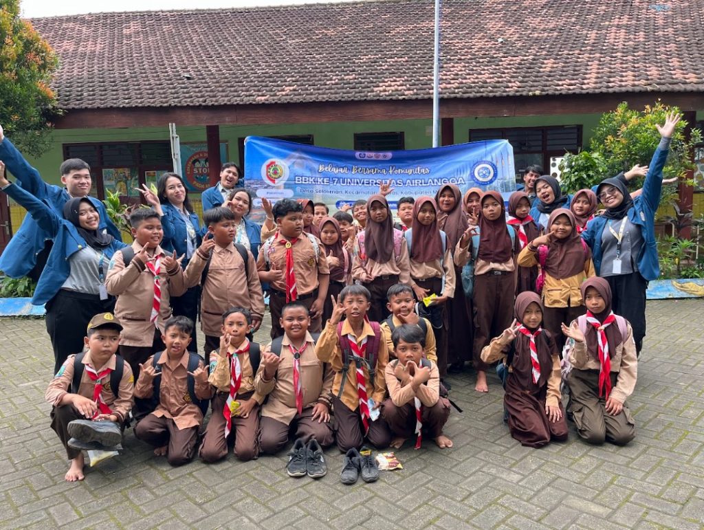 Foto Bersama Siswa SD Seloliman (Foto : Dok, Tim)