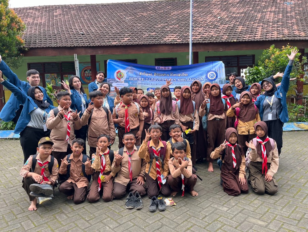 Foto Bersama Siswa SD Seloliman (Foto : Dok, Tim)