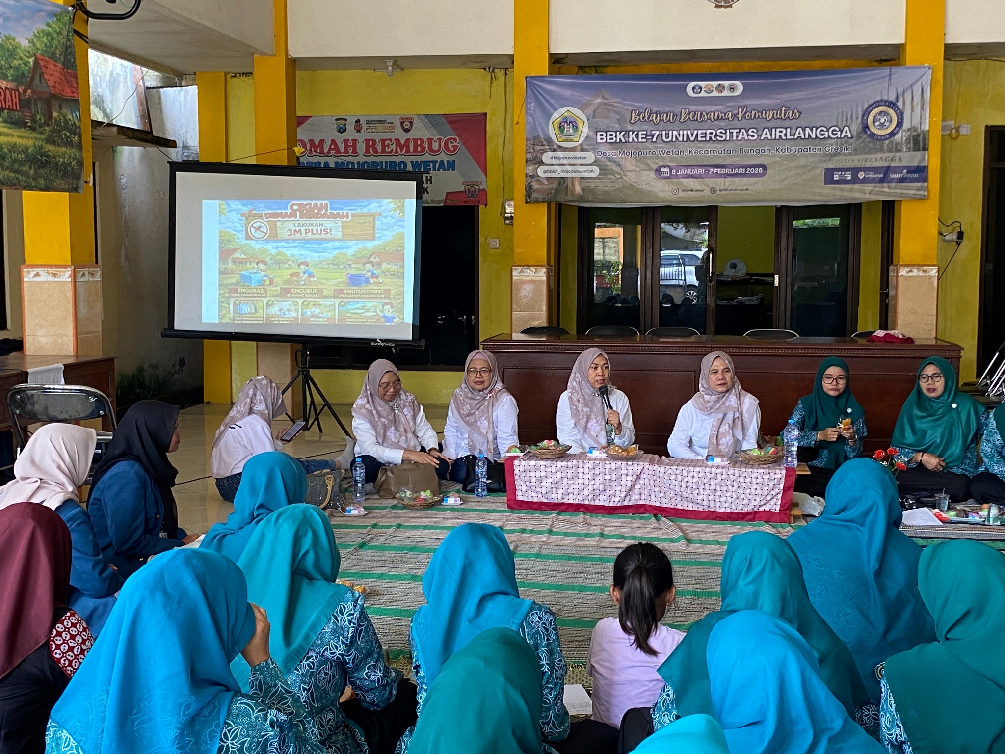 Keterangan gambar: Presentasi edukasi pencegahan DBD oleh tim dosen dari Fakultas Kedokteran Hewan (FKH), dokumentasi oleh Tim BBK 7 Desa Mojopuro Wetan