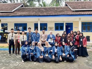 Dokumentasi kegiatan setelah pelantikan dan peresmian Kader GEMPITA BERDAYA di MA Ibrahimy bersama Kepala Yayasan. (Foto: Istimewa)