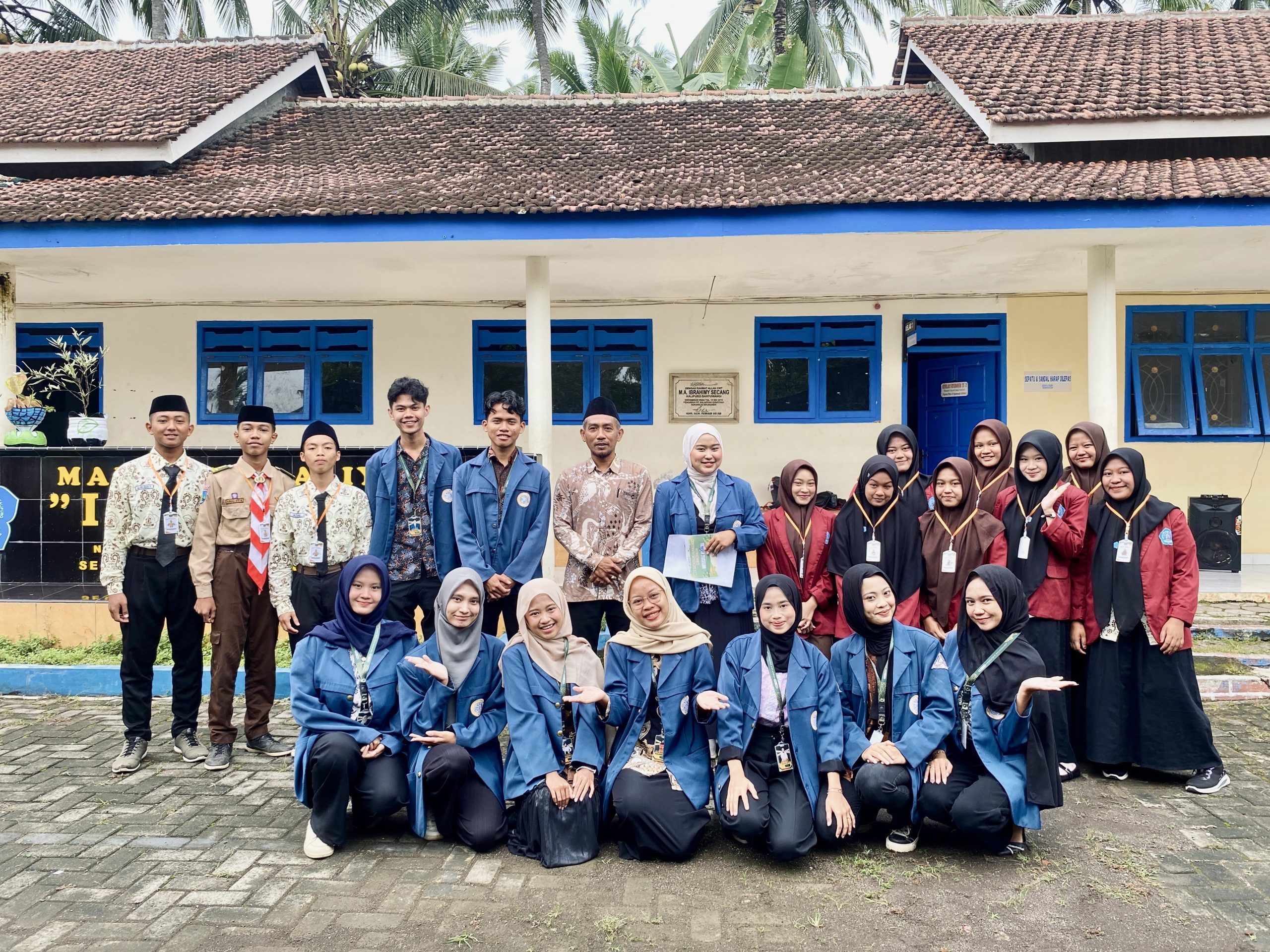 Dokumentasi kegiatan setelah pelantikan dan peresmian Kader GEMPITA BERDAYA di MA Ibrahimy bersama Kepala Yayasan. (Foto: Istimewa)