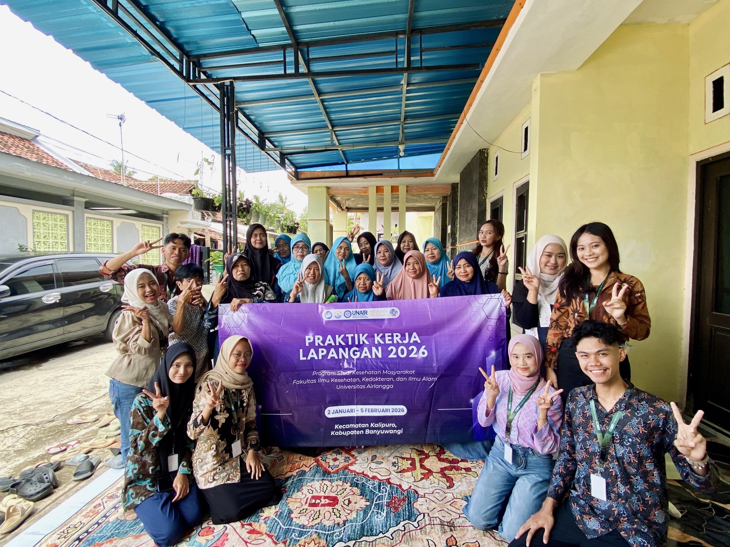 Foto bersama tim Praktik Kerja Lapangan (PKL) Program Studi Kesehatan Masyarakat FIKKIA Universitas Airlangga bersama ibu-ibu peserta Sekolah Perempuan DAPUR TENSI di Kelurahan Kalipuro. (Foto: Istimewa)