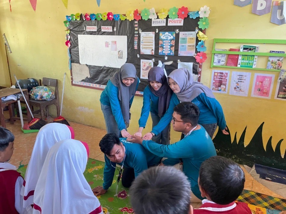 Pemberian contoh permainan cublak cublak suweng