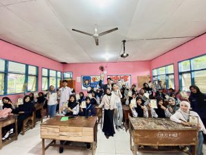 Dokumentasi Tim PKL Sekolah CERAH bersama siswa PMR SMPN 02 Kalipuro usai pelaksanaan kegiatan edukasi. (Foto: Istimewa)