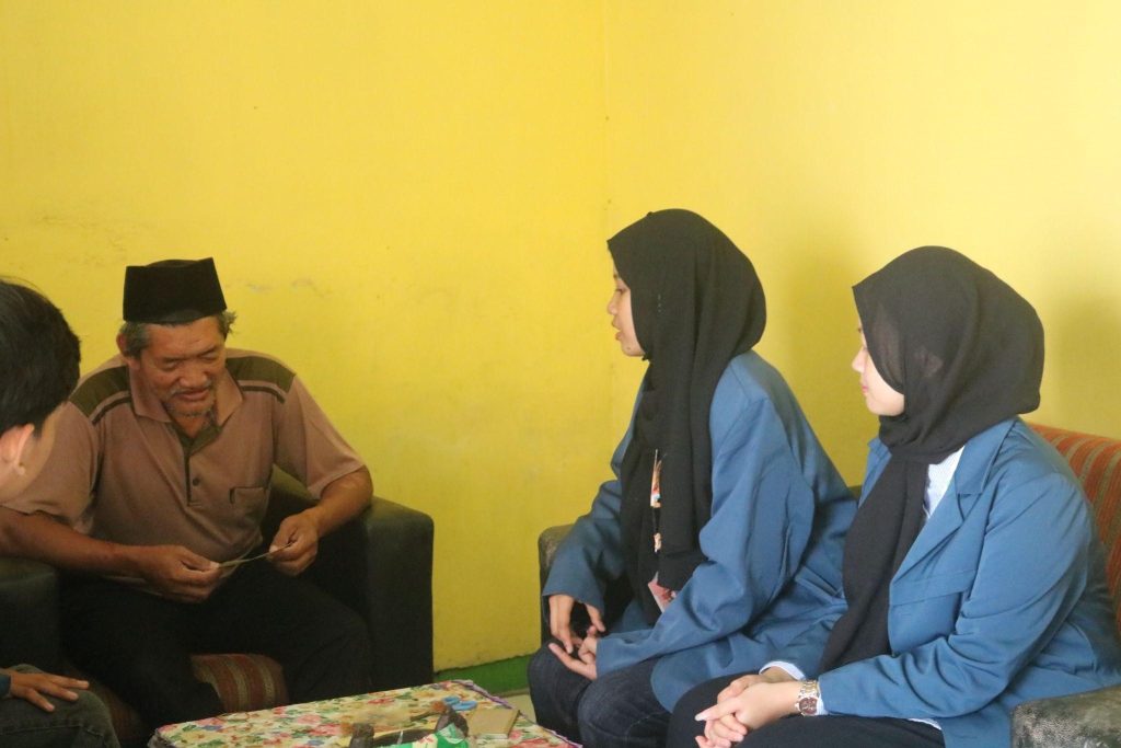 Mahasiswa KKN-BBK 7 UNAIR memberikan usulan desain logo kepada UMKM produk pangan (Sumber : Tim Dokumentasi BBK 7 UNAIR)