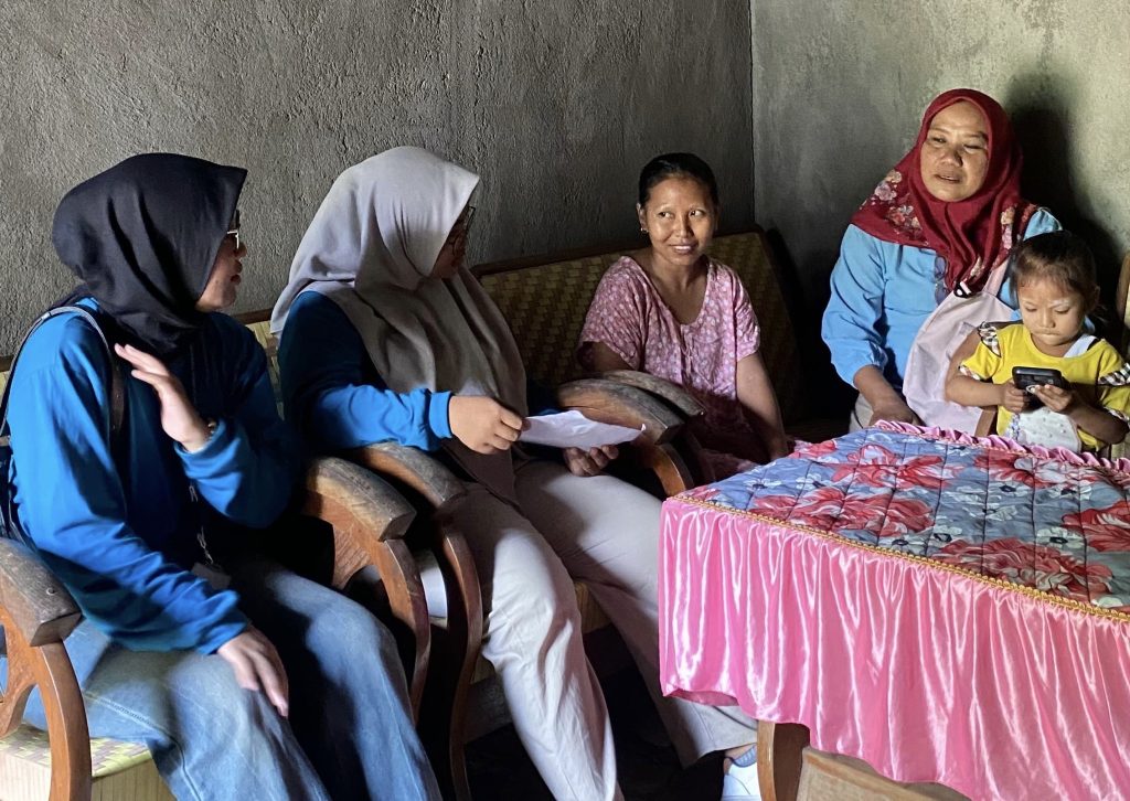 BBK 7 students conduct door-to-door visits to a resident’s home in Sumberurip Hamlet to provide education and consultations on stunting. (Photo: Aulia Arsyitha Rahmaputri)