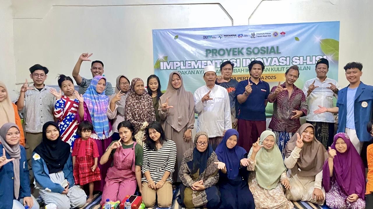 Dokumentasi bersama tim kolaborasi mahasiswa UNAIR–UISI dan warga Kelurahan Lumpur usai kegiatan sosialisasi Proyek Sosial Si-LISI. (Foto: Istimewa)