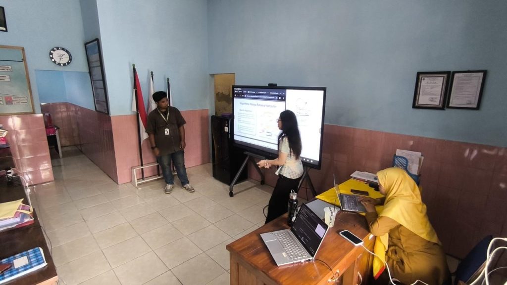 Gambar 1. Penyampain materi coding kepada guru SDN Supenuh