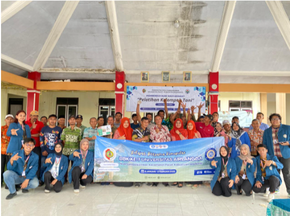 Mahasiswa BBK 7 Sumberkembar bersama warga Desa saat kegiatan MAGGOT ECO di Balai Desa pada Kamis (22/1/2026) (Foto: Dok. BBK Desa Sumberkembar)
