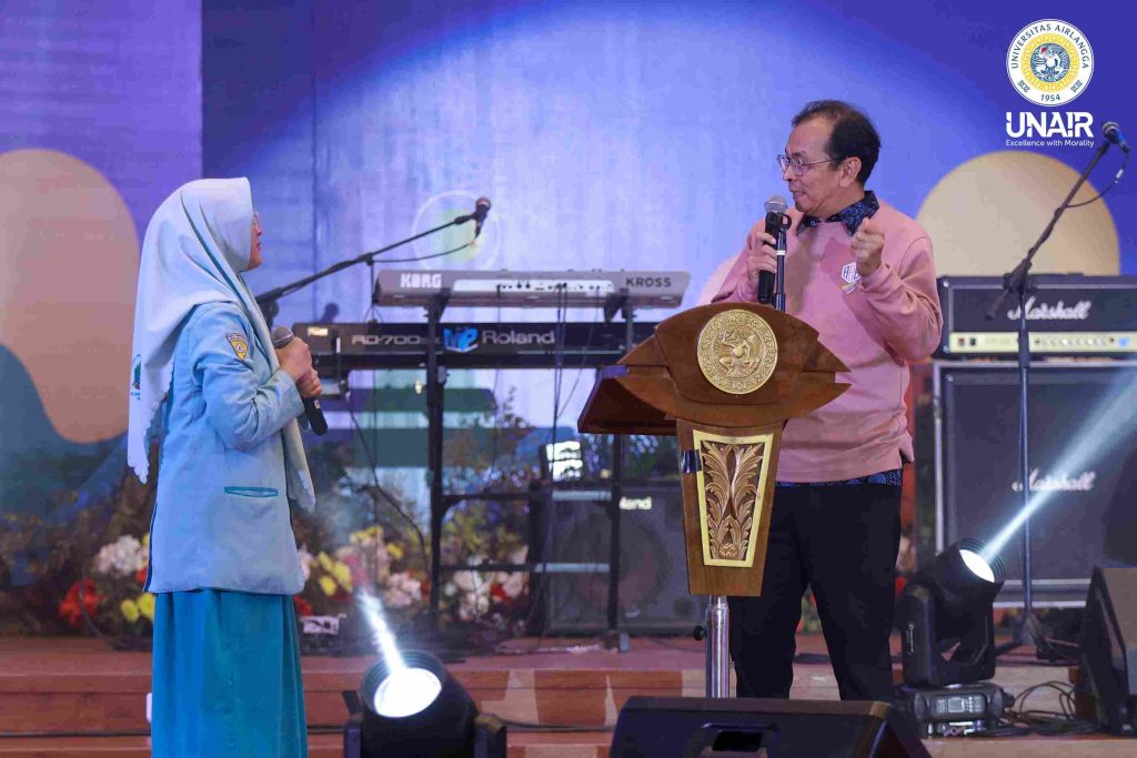 Rektor UNAIR Prof Dr Muhammad Madyan saat berdialog bersama peserta AEE 