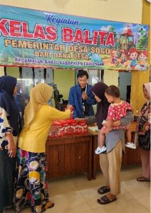 Pemberian PMT oleh mahasiswa BBK 7 dan kader Posyandu kepada balita dan ibu hamil