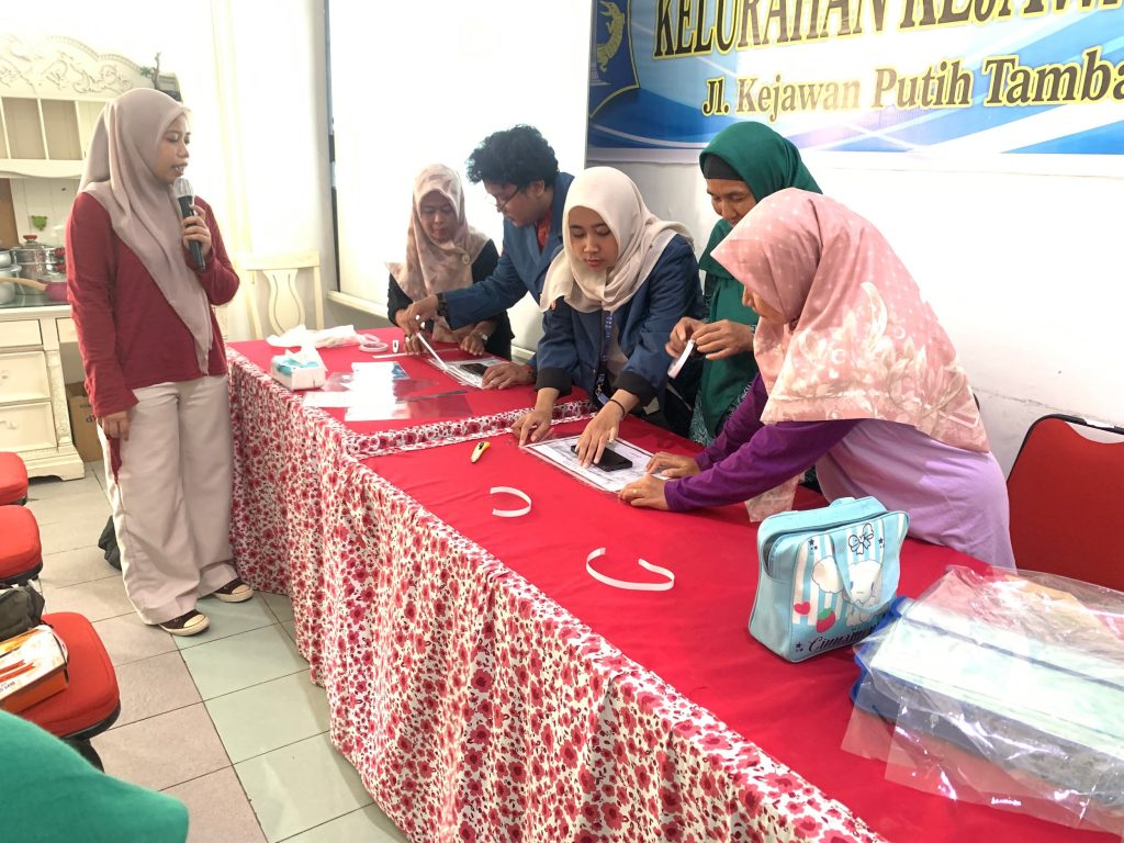 Mahasiswa BBK-7 UNAIR saat pelaksanaan praktik membuat enkapsulasi arsip dalam program “Enkapsulasi Arsip” di Kelurahan Kejawan Putih Tambak, Sabtu (24/1/2026).