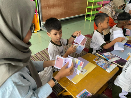 Mahasiswa KKN BBK 7 mengenalkan Zine-Talk kepada anak TK Muslimat NU 2 Karangpoh, Gresik, pada Rabu (14/01/2026). (Foto: Nisa Maritsa)