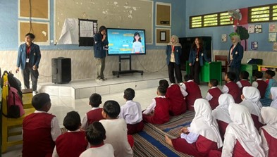 Mahasiswa BBK (Belajar Bersama Komunitas) ke-7 Universitas Airlangga melakukan sosialisasi mengenai pemilihan sampah kepada siswa/i SDN Mlati di Desa Mlati, Kecamatan Kedungpring