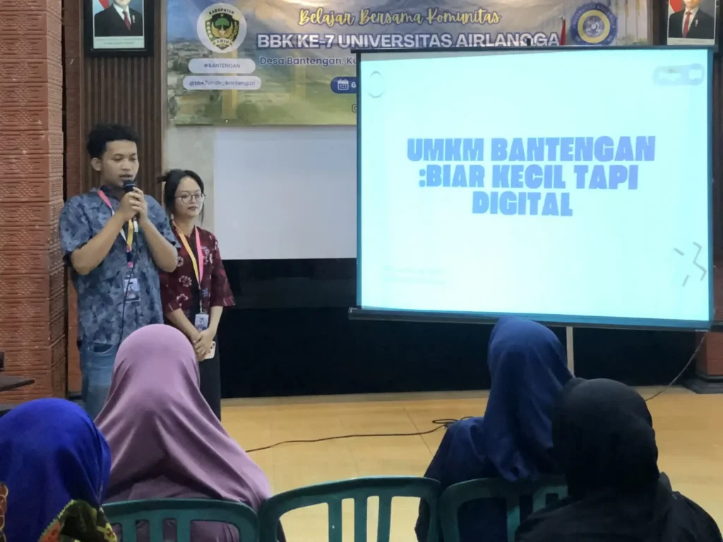 Penyampaian materi digitalisasi kepada ibu-ibu pelaku UMKM Desa Bantengan oleh Mahasiswa BBK 7