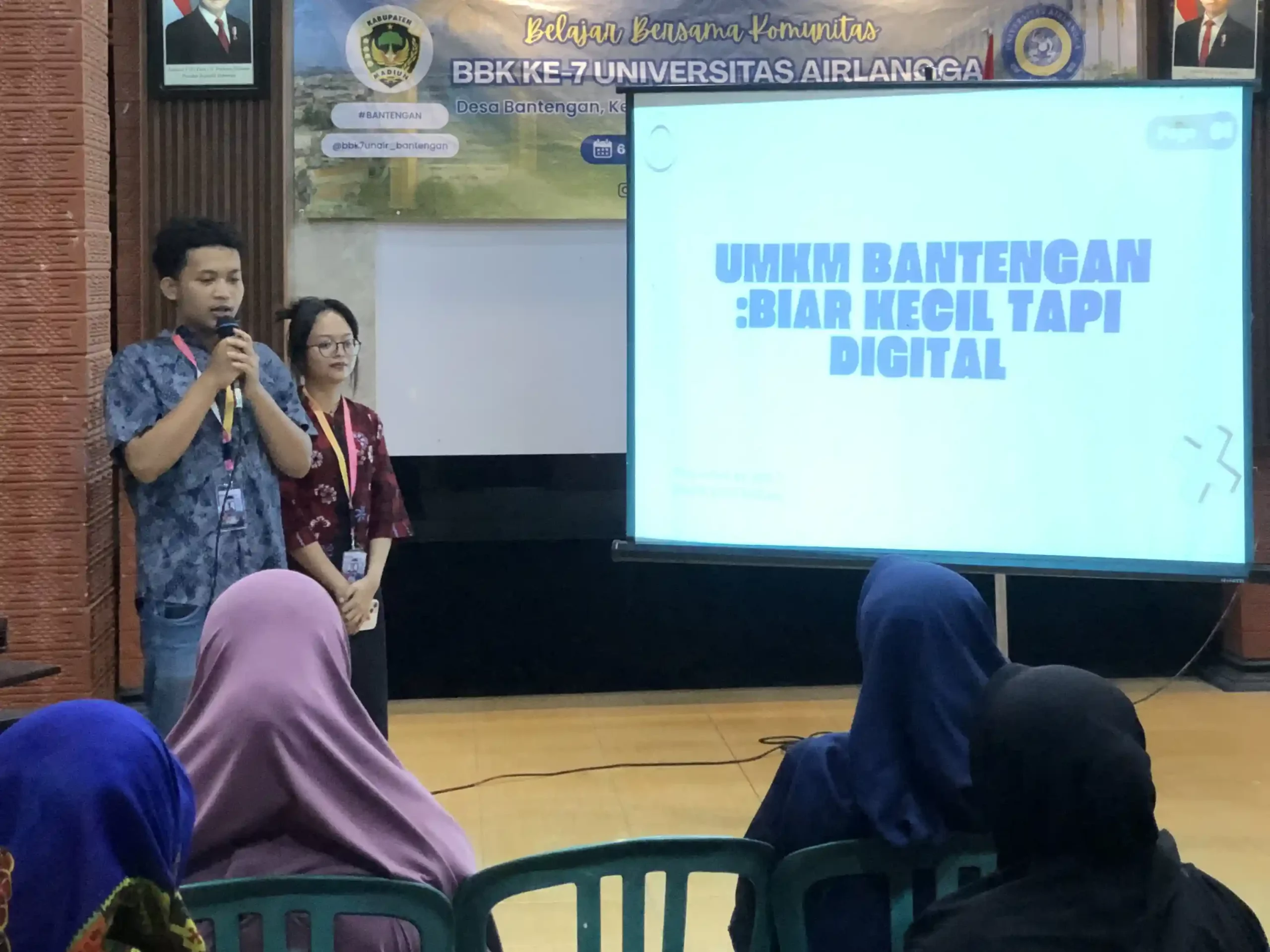 Penyampaian materi digitalisasi kepada ibu-ibu pelaku UMKM Desa Bantengan oleh Mahasiswa BBK 7