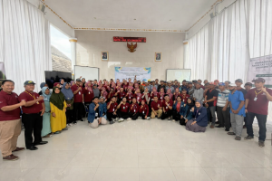 Foto bersama kegiatan pengmas desa binaan FKH UNAIR di Desa Palembon, Bojonegoro, Senin (26/1/2026). (Foto: PHMP UNAIR)