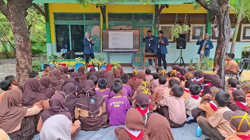 Mahasiswa KKN-BBK 7 melakukan penyuluhan tata cara jaga gigi di UPT SD Negeri 266 Gresik, Raci Tengah, Sidayu, Gresik, pada Sabtu (10/01/2026). (Foto: Cindy Gracia)