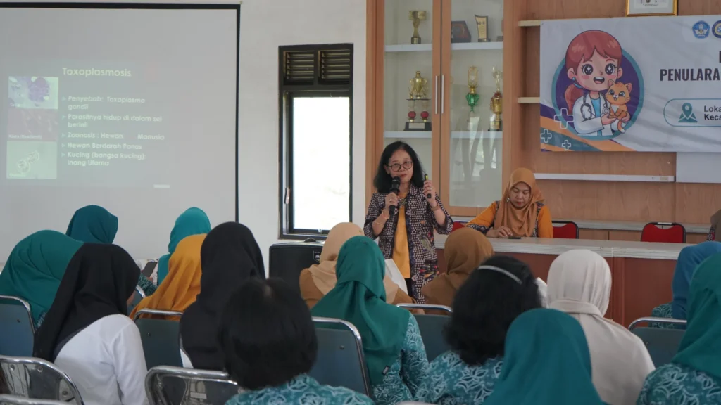 Potret Prof Dr Lucia Tri Suwanti drh M Si saat menyampaikan materi pada sosialisasi Penyakit pada Kucing dan Penularan Penyakit Kucing/Hewan Kesayangan kepada Manusia di Kecamatan Mulyorejo pada Senin (12/1/2025). (Foto: Istimewa)