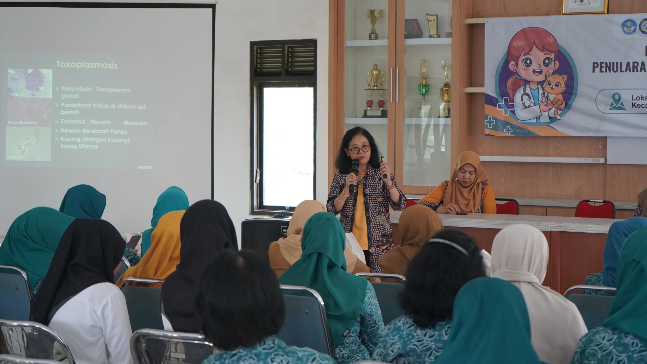 Potret Prof Dr Lucia Tri Suwanti drh M Si saat menyampaikan materi pada sosialisasi Penyakit pada Kucing dan Penularan Penyakit Kucing/Hewan Kesayangan kepada Manusia di Kecamatan Mulyorejo pada Senin (12/1/2025). (Foto: Istimewa)