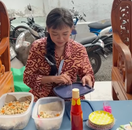 Mahasiswa KKN BBK 7 UNAIR Karangdoro II menyiapkan suguhan Dimsum Ikan Kembung pada Senin (14/1/2026) di Posyandu Blokagung 5, Desa Karangdoro.