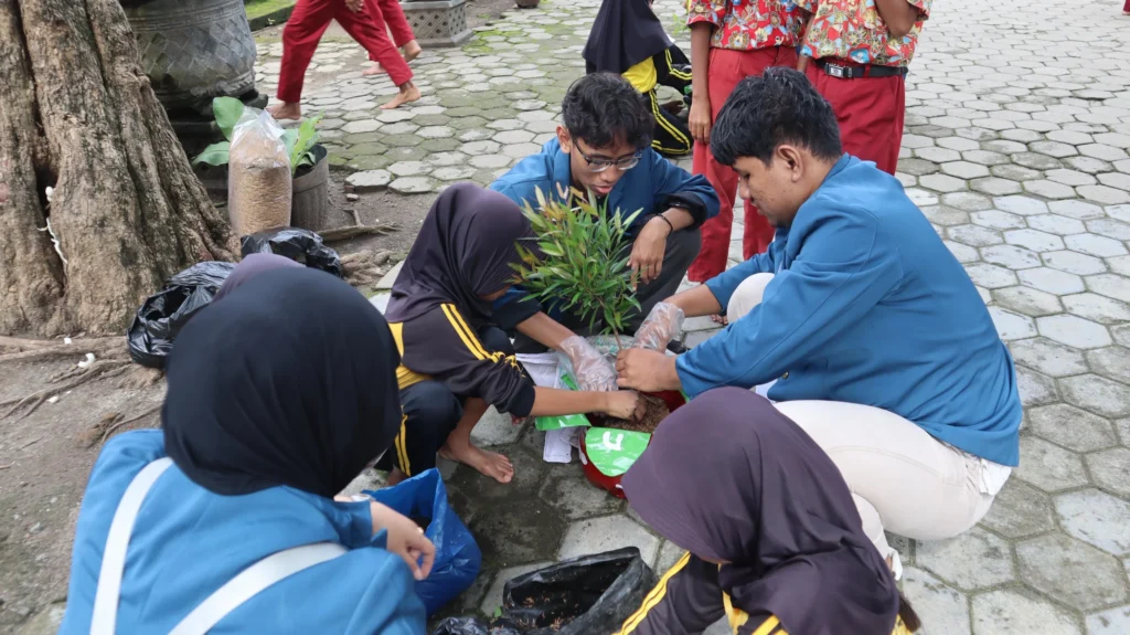Praktik penanaman pohon dalam program kerja Lestari oleh BBK 7 Desa Nglanduk. (Foto: Dok. Tim)