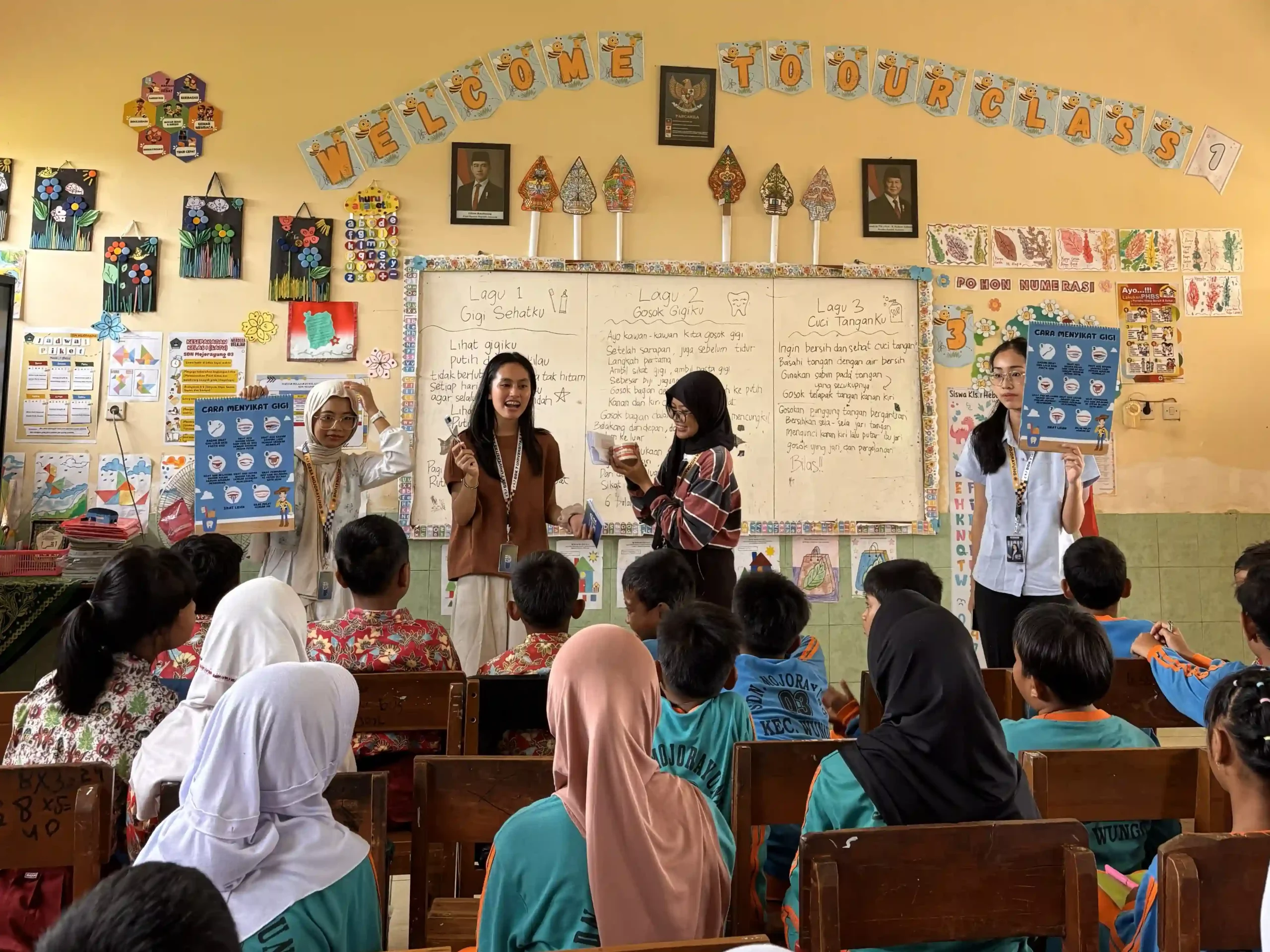 Pendampingan praktik penyikatan gigi yang benar serta pembagian sikat gigi gratis beserta bingkisan lain kepada siswa-siswa sekolah dasar SDN Mojorayung 03