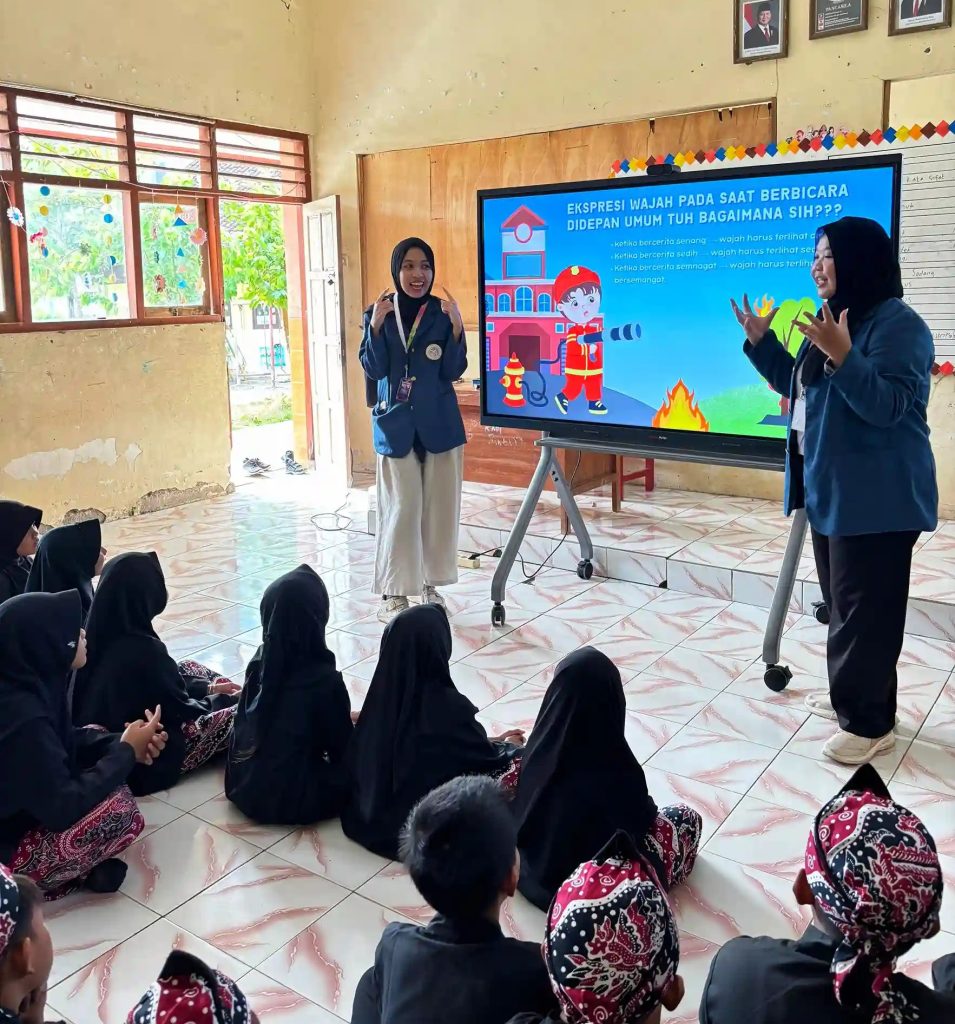 Mahasiswa BBK 7 UNAIR menggelar edukasi public speaking bagi siswa sekolah dasar di Desa Lebakadi, Kecamatan Sugio, Kabupaten Lamongan