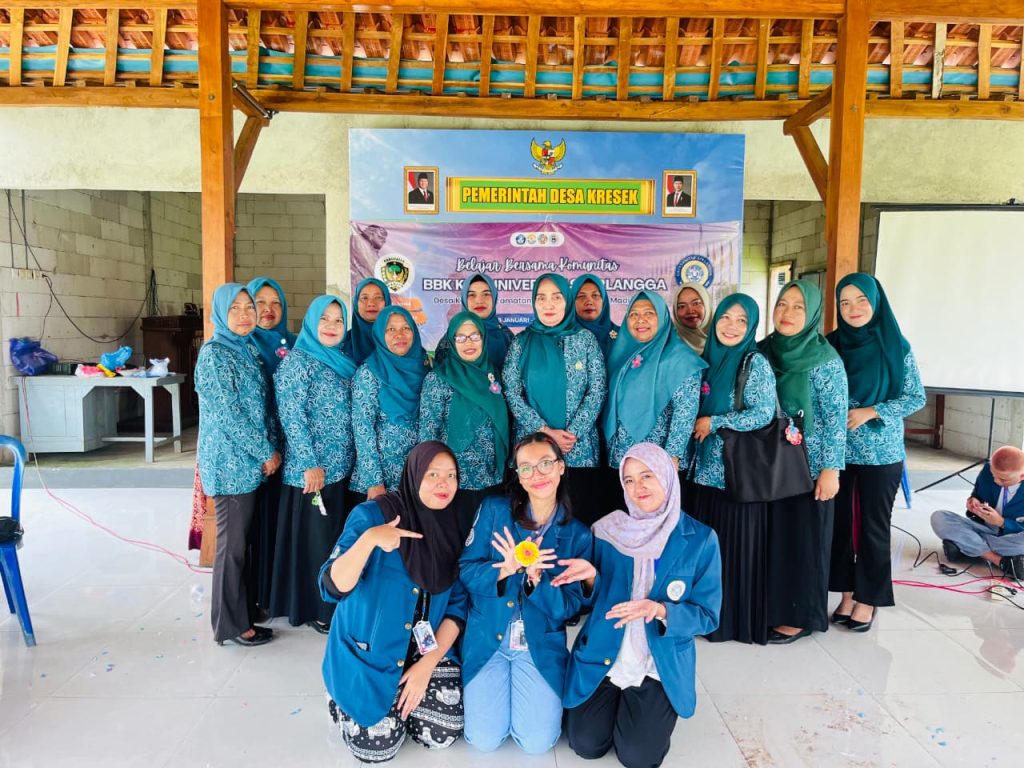 Pelatihan souvenir daur ulang program Kresek Berdaya oleh mahasiswa BBK 7 UNAIR bersama Ibu-Ibu PKK dan Kader Bank Sampah Desa Kresek (Foto: Dok. Pribadi)
