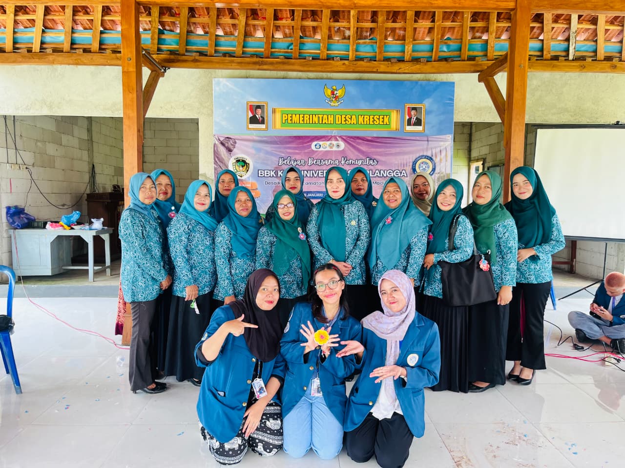 Pelatihan souvenir daur ulang program Kresek Berdaya oleh mahasiswa BBK 7 UNAIR bersama Ibu-Ibu PKK dan Kader Bank Sampah Desa Kresek (Foto: Dok. Pribadi)