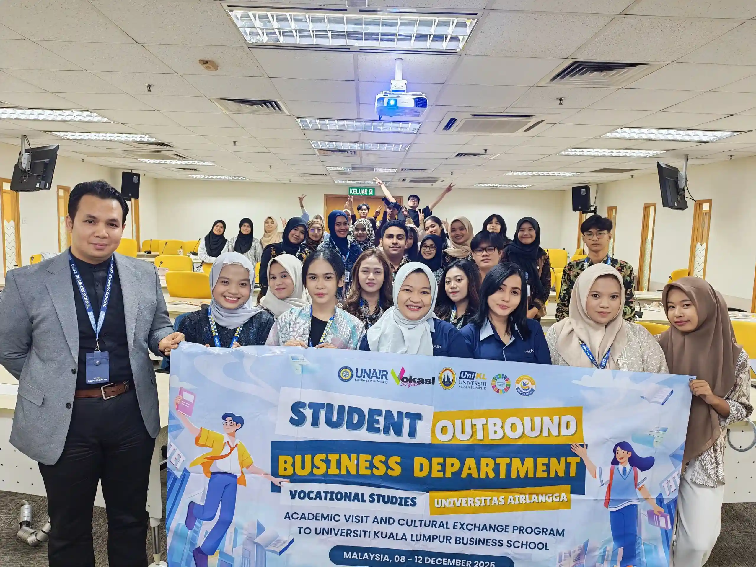 Students from the Department of Business, Faculty of Vocational Studies, Universitas Airlangga (UNAIR), together with students from UniKL Business School and guest speakers during a Lecture Series at Universiti Kuala Lumpur (UniKL), Malaysia.