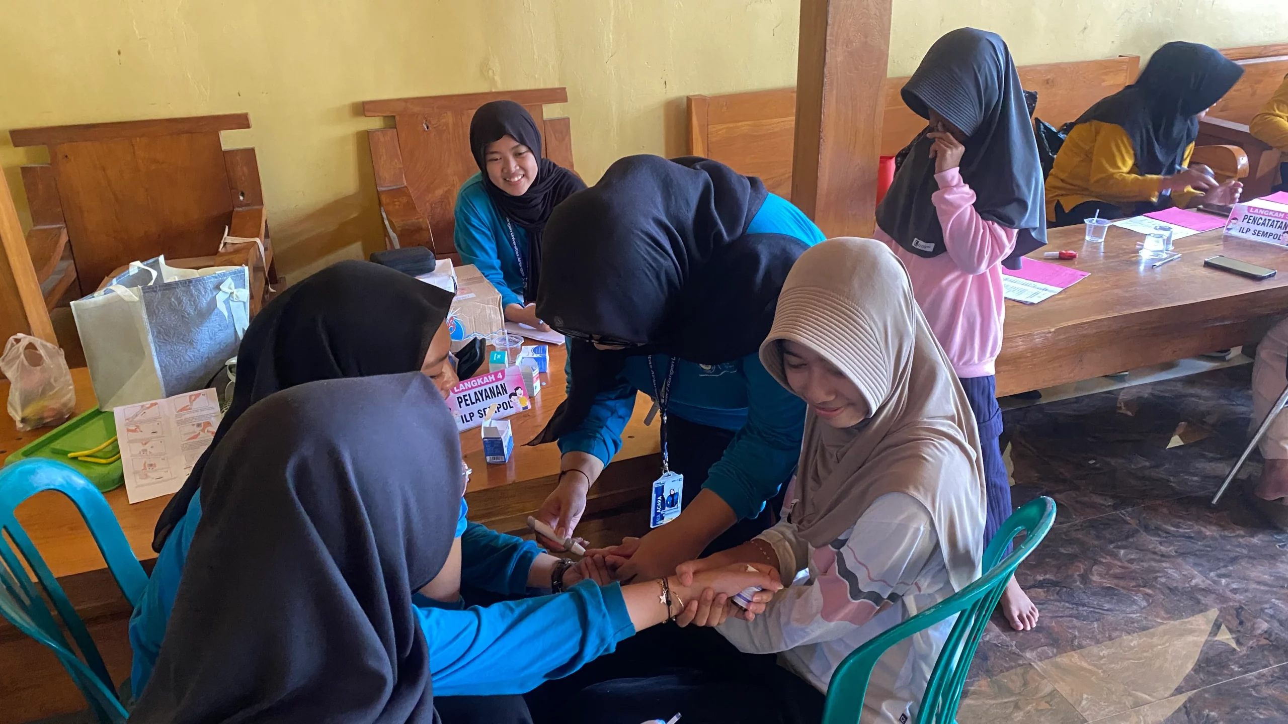 Mahasiswa BBK 7 Universitas Airlangga di Desa Klangon melaksanakan kegiatan Penyuluhan DBD dan Cek Gula Darah pada Remaja
