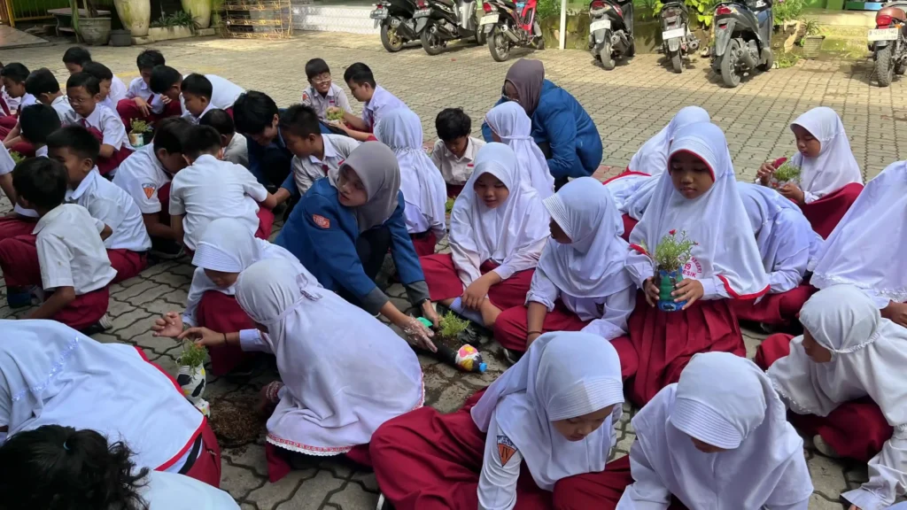 Suasana pelaksanaan kegiatan Menanam Bunga pada Pot Botol Bekas oleh adik-adik UPT SDN Gresik 19, Kelurahan Indro, Gresik. (Sumber: Dokumentasi Pribadi)