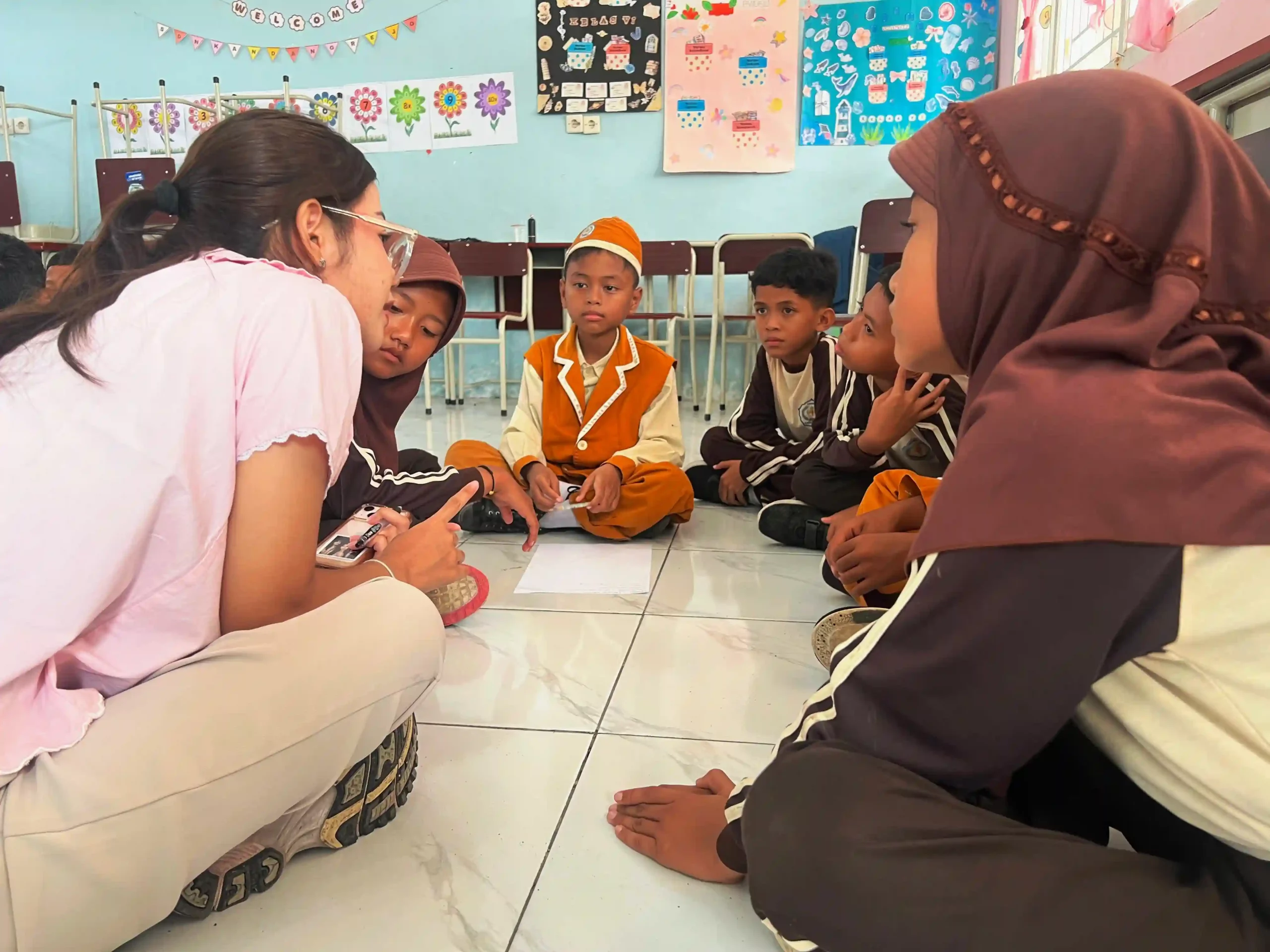Diskusi Kelompok tentang Pengamalan Pancasila, dibimbing oleh Mahasiswa BBK 7