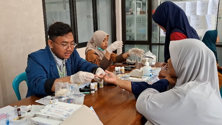 Mahasiswa Analisis Teknologi Laboratorium Medik melakukan Medical Check Up Lansia di Balai Desa Raci Tengah, Sidayu, Gresik, pada Selasa (13/01/2026) (Foto: Cindy Gracia)