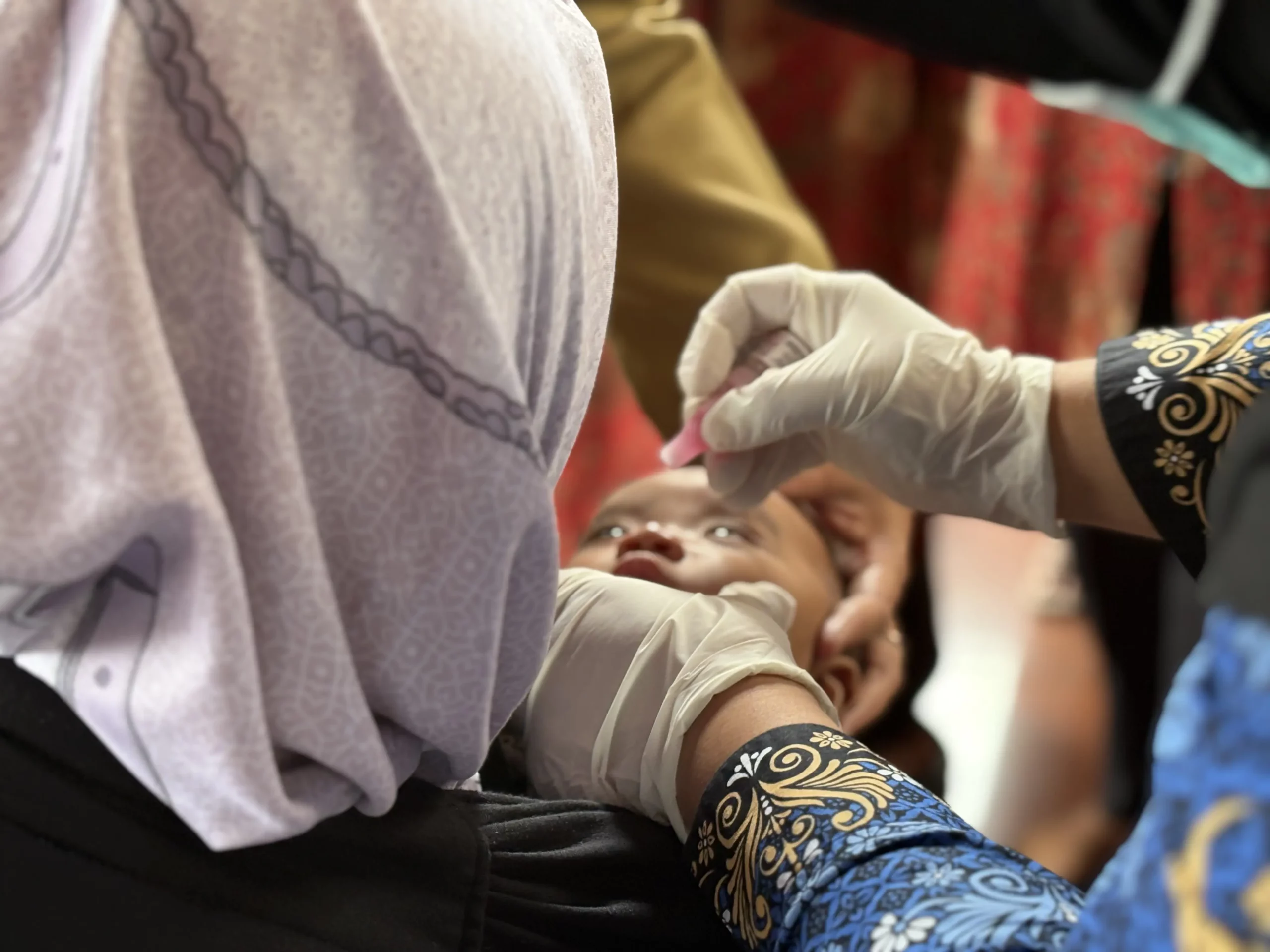 Pemberian obat polio oral pada bayi