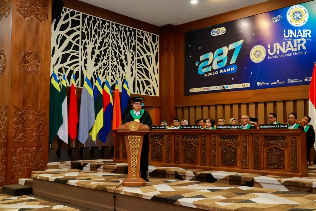 Prof Dr I Gde Rurus Suryawan dr SpJP Subsp KI (K) saat memaparkan orasinya pada pengukuhan guru besar. (Foto: Humas UNAIR)