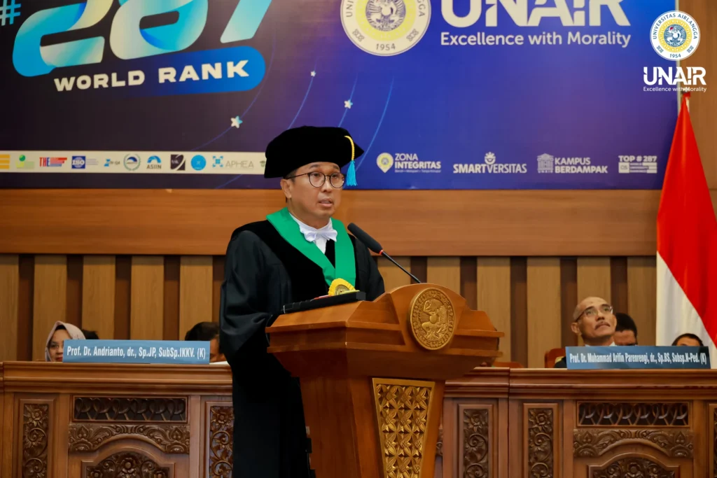 Prof Dr Andrianto dr Sp JP Subsp I.K Kv (K) dalam bidang ilmu kegawatdaruratan jantung saat memaparkan orasinya. (Foto: Humas UNAIR)