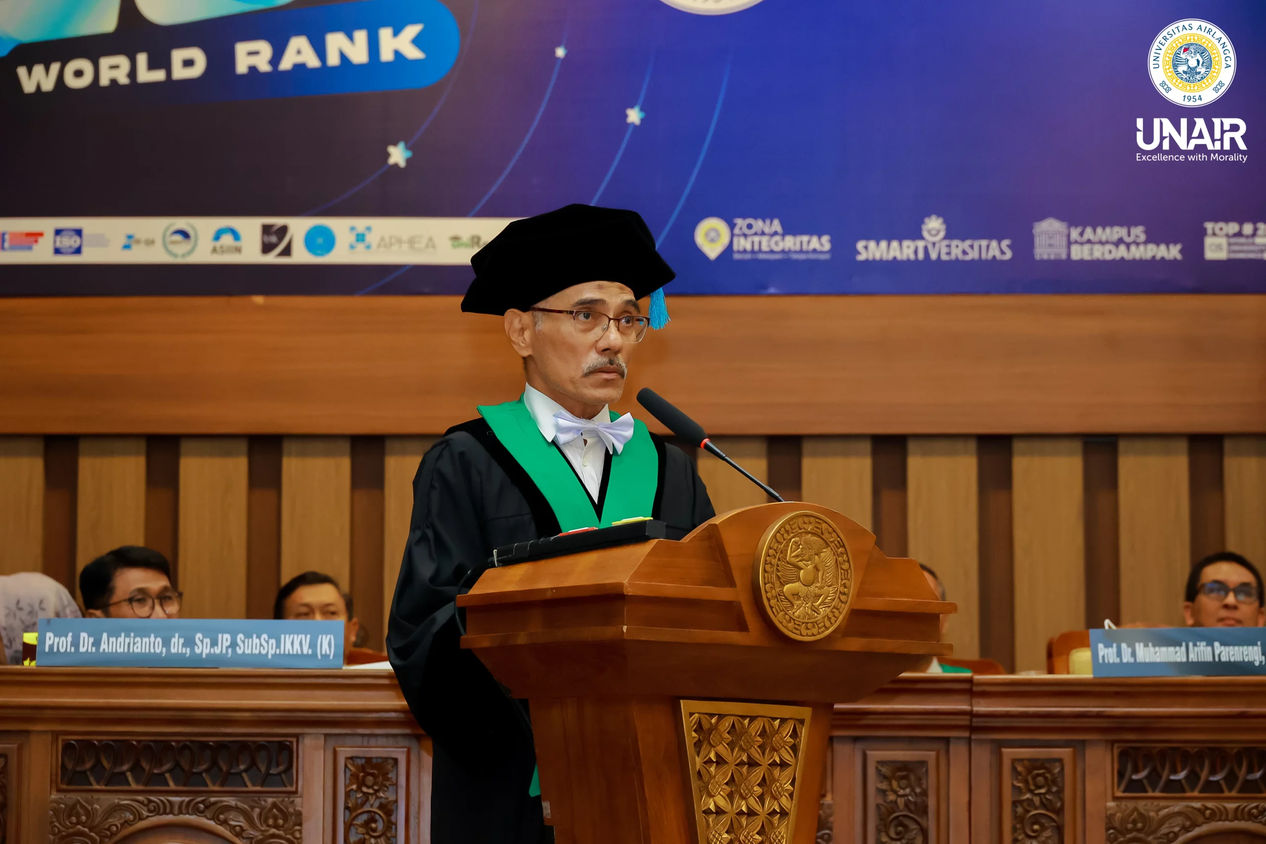 Prof Dr Muhammad Arifin Parenrengi dr SpBS SubspN-Ped(K), Guru Besar Fakultas Kedokteran (FK) Universitas Airlangga (UNAIR) saat menyampaikan orasi ilmiahnya (Foto: Humas UNAIR)
