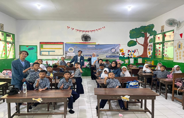elompok BBK 7 Sidorukun-Gresik Universitas Airlangga (UNAIR) melaksanakan edukasi kebersihan tangan melalui program kerja Cuci Tangan Ceria di SD Negeri 11 Gresik, Desa Sidorukun, Kecamatan Gresik, Kota Gresik, Rabu (15/01/2026) (Foto: Dok. Tim BBK 7 Sidorukun)