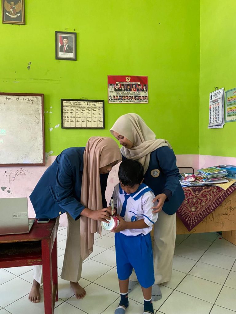 Kegiatan pendampingan siswa dalam praktik menabung menggunakan celengan pada program edukasi menabung oleh Mahasiswa KKN BBK 7 di TK Sugihwaras 02, Kabupaten Madiun