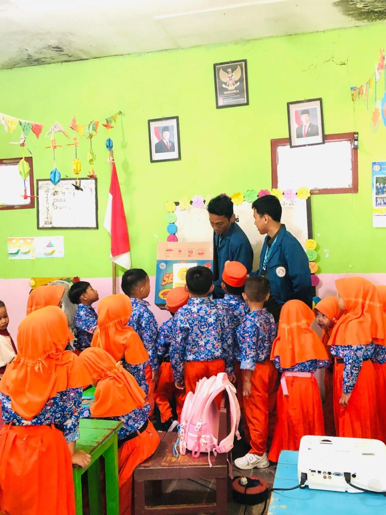 Siswa TK 02 Sugihwaras melakukan simulasi pemilahan sampah bersama Mahasiswa KKN BBK 7 pada program “Pahlawan Cilik Kebersihan “ di Desa Sugihwaras, Kecamatan Saradan, Kabupaten Madiun.
