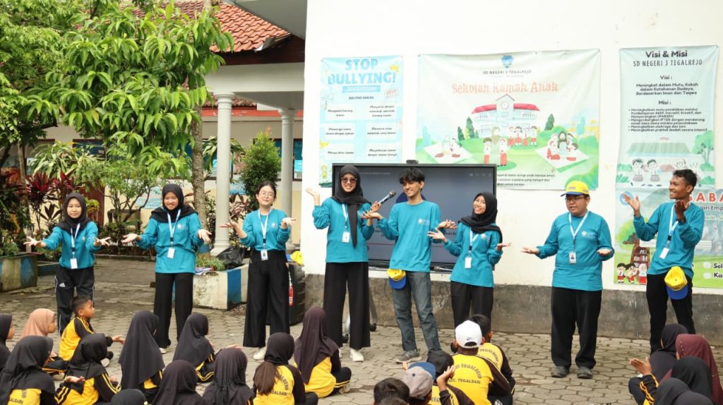 Mahasiswa kelompok BBK 7 Desa Tegalrejo saat melaksanakan salah satu program kerja unggulan bertajuk Tanganku Bersih di SDN 3 Tegalrejo