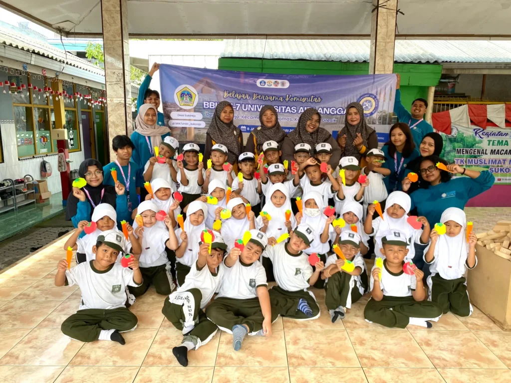 Mahasiswa Kuliah Kerja Nyata (KKN) BBK 7 Universitas Airlangga menggelar kegiatan edukatif bertajuk From Origami to Creativity bersama anak-anak TK Muslimat NU 24 di Desa Sukorejo pada Jumat (17/1/2025).