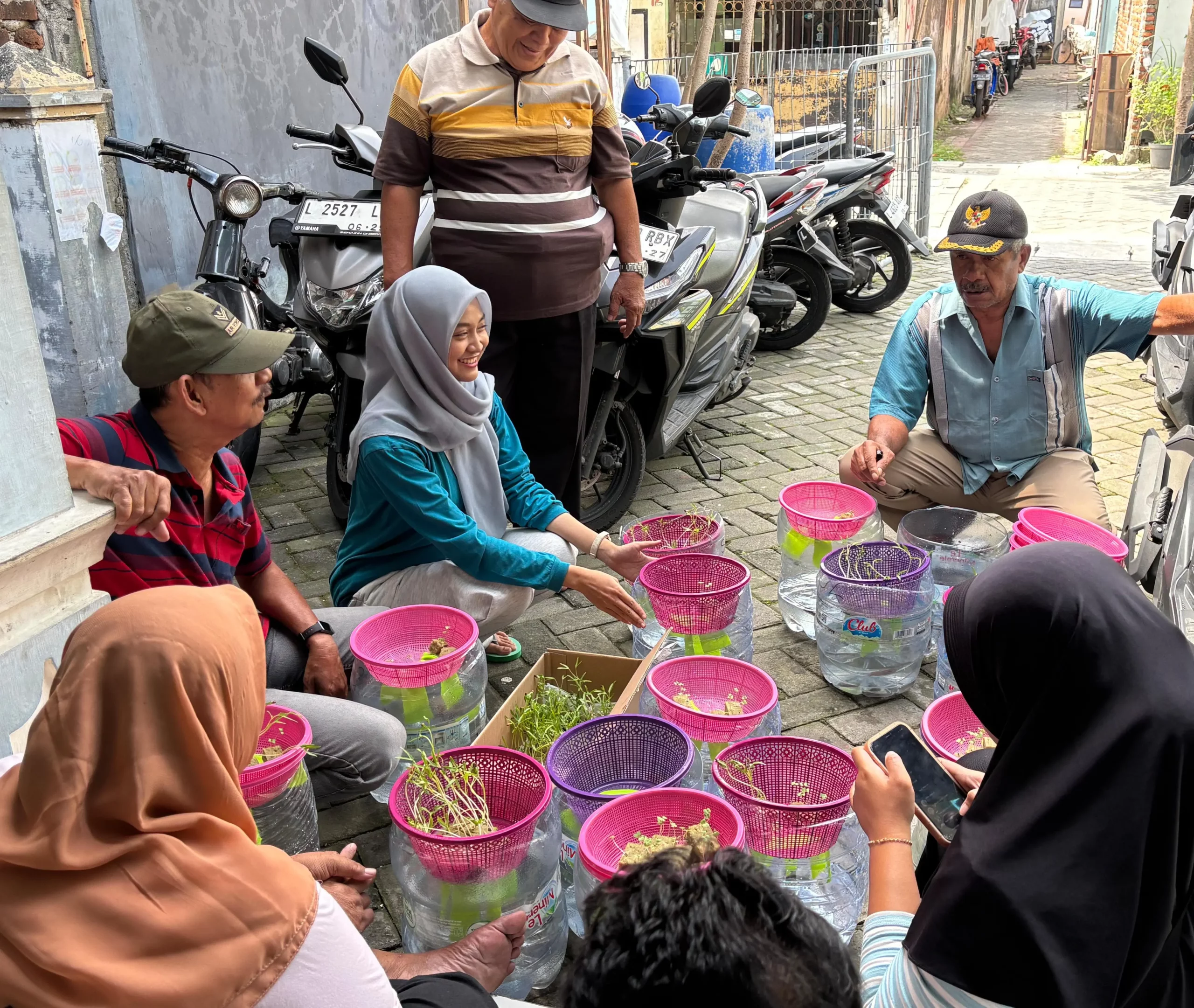 warga kalijudan V saat pembuatan galon untuk budidaya lele dan tanaman hidroponik. (Foto: Istimewa)