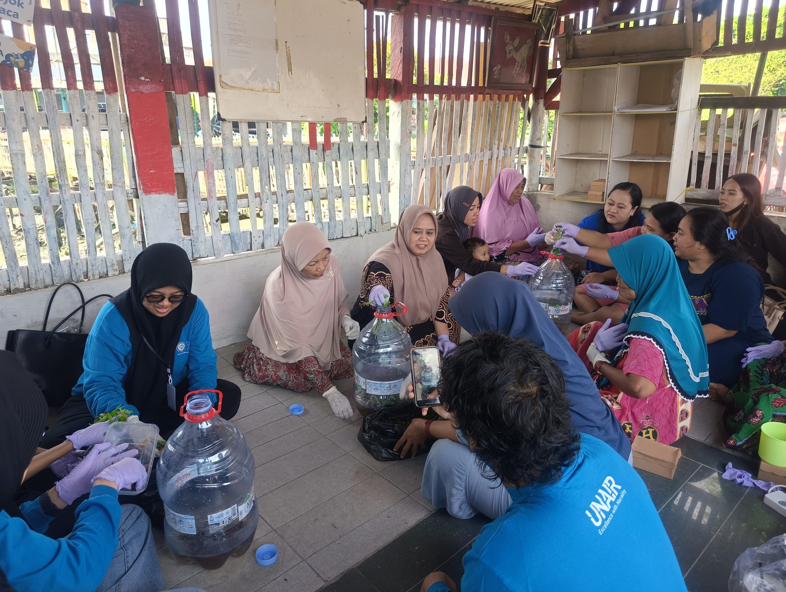 BBK Unair Berdayakan Ibu-ibu PKK Kejawan Putih Tambak Melalui Pembuatan Eco Enzyme – Mendukung SDG 6